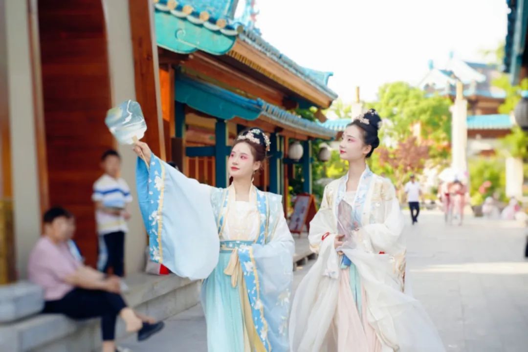 今天穿汉服来金陵小城也太应景了吧~ 今天穿汉服来金陵小城也太应景了吧~
