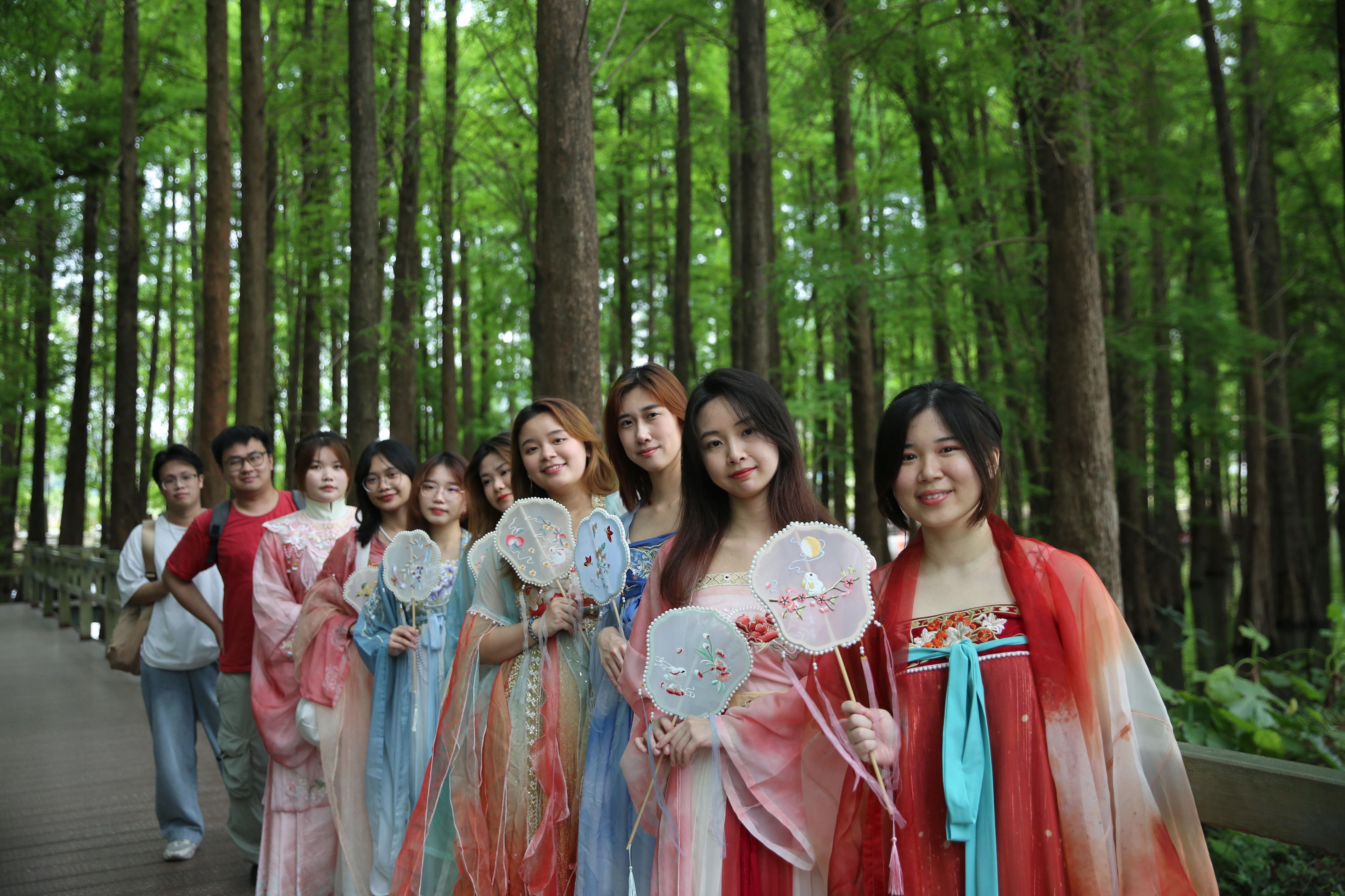 多国留学生着汉服游七星岩,开启沉浸式中华文化之旅 多国留学生着汉服游七星岩,开启沉浸式中华文化之旅