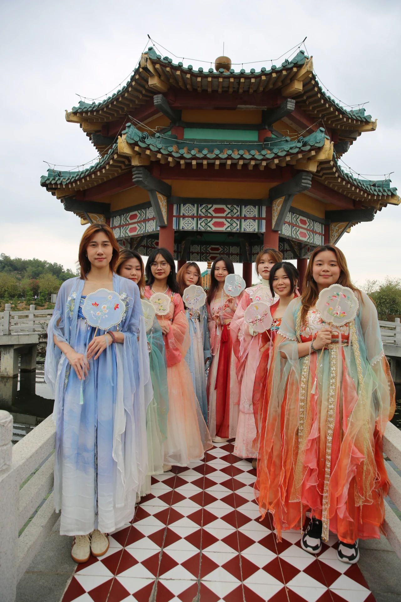 多国留学生着汉服游七星岩，开启沉浸式中华文化之旅
