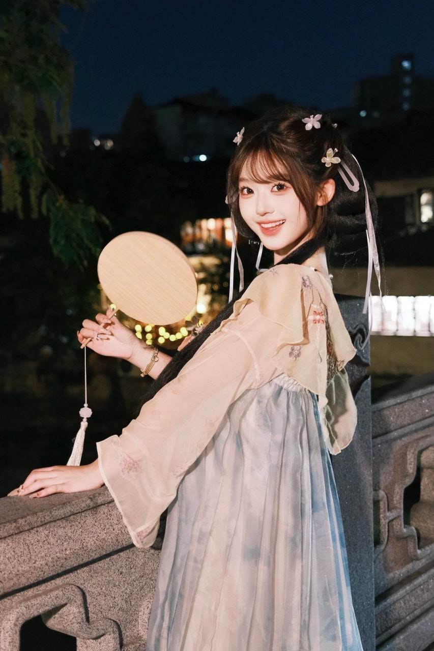 团扇夜倚