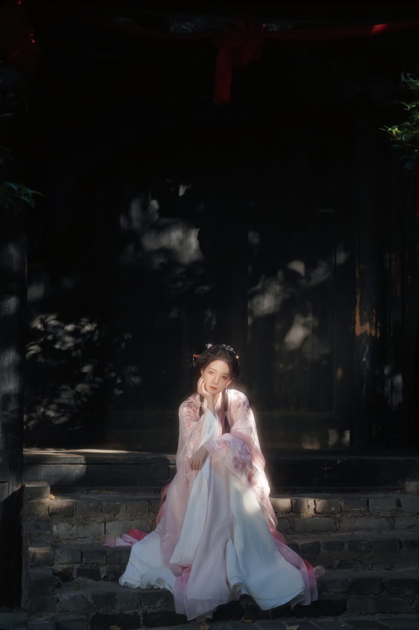 《浮光霓裳录:千褶罗衣舞动的东方诗笺》 《浮光霓裳录:千褶罗衣舞动的东方诗笺》