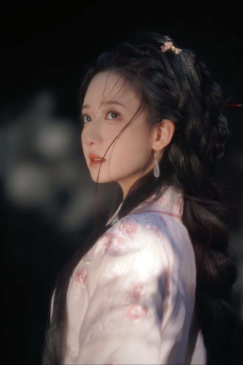 《浮光霓裳录:千褶罗衣舞动的东方诗笺》 《浮光霓裳录:千褶罗衣舞动的东方诗笺》