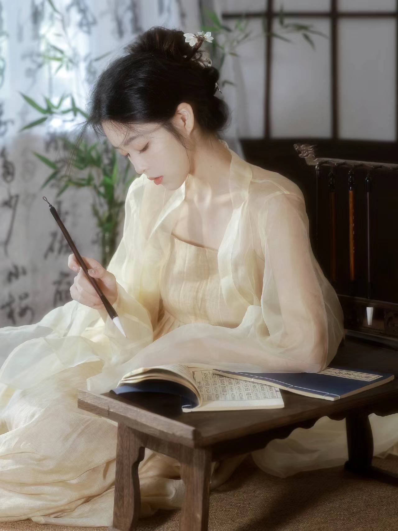 执笔书写女子与竹帘古籍