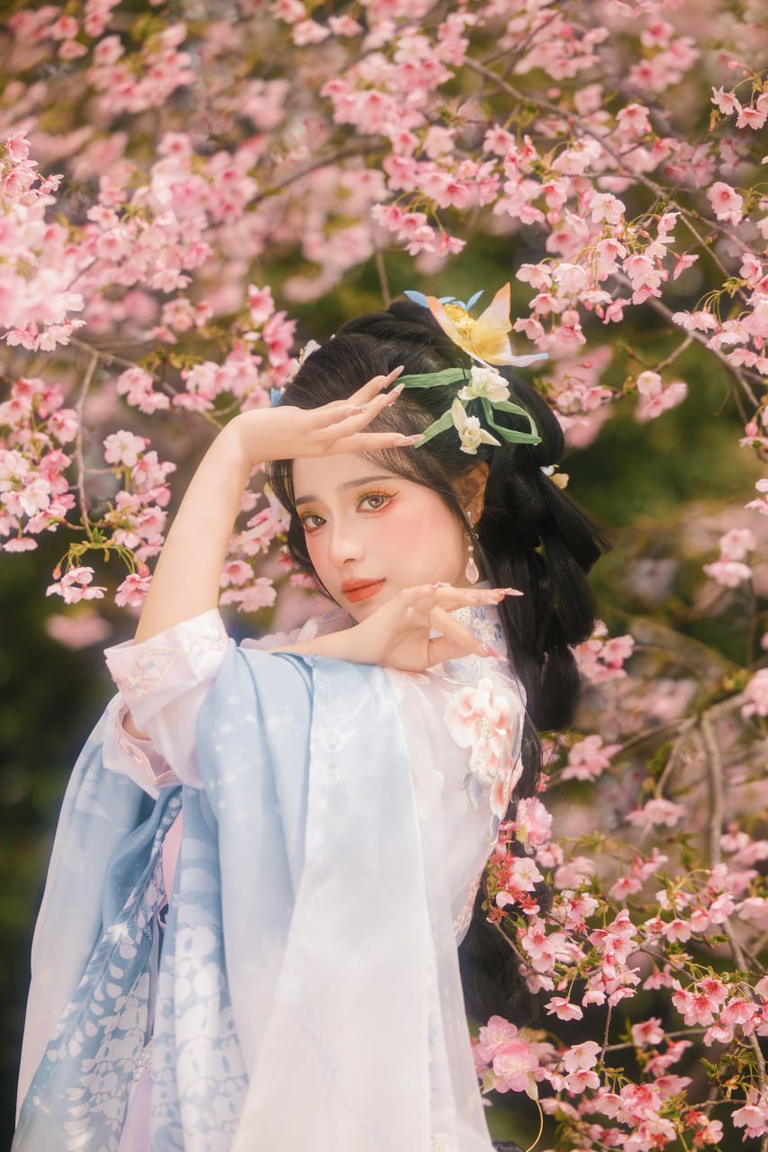 女子园林中立姿