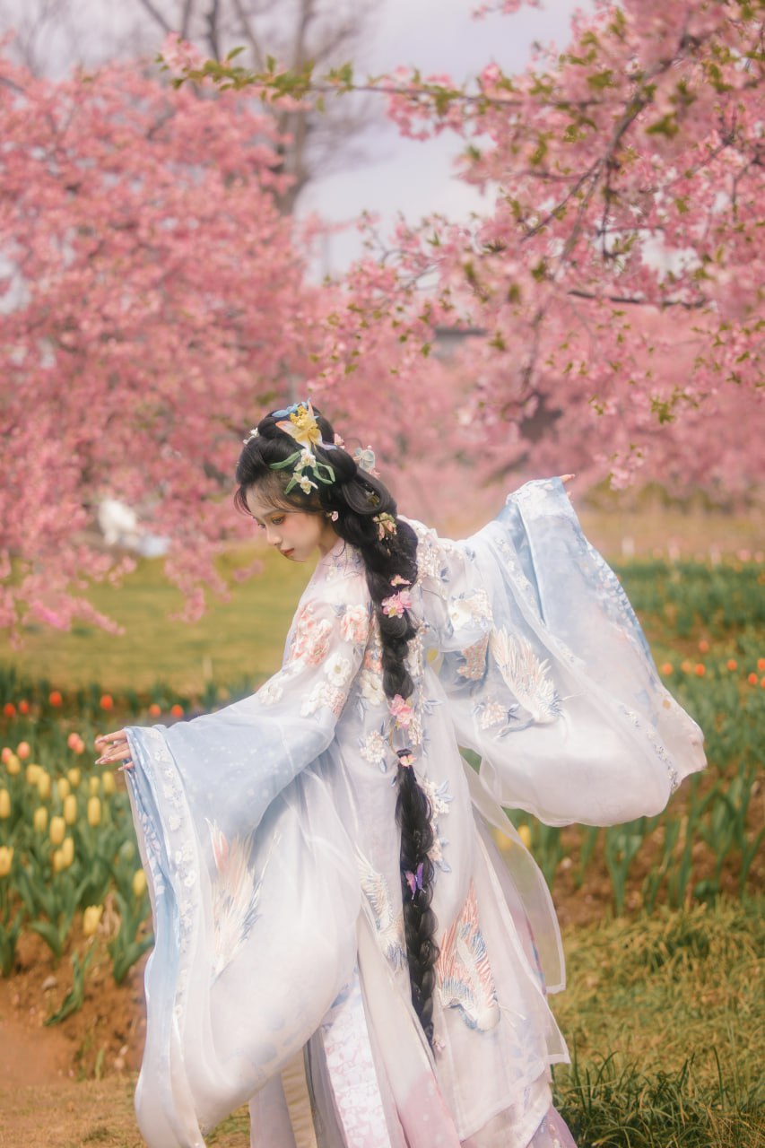汉服女子侧身拈樱