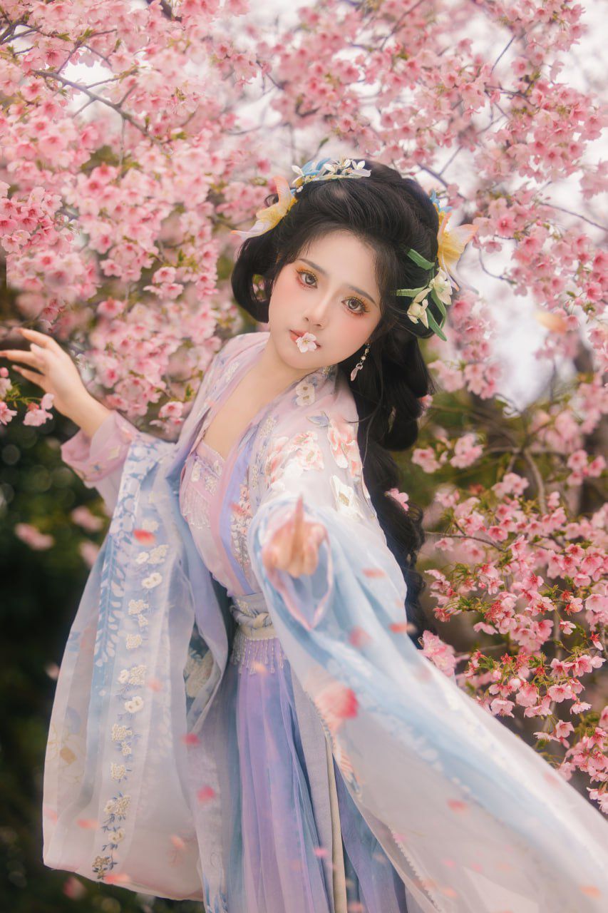 古风女子拈花轻吻