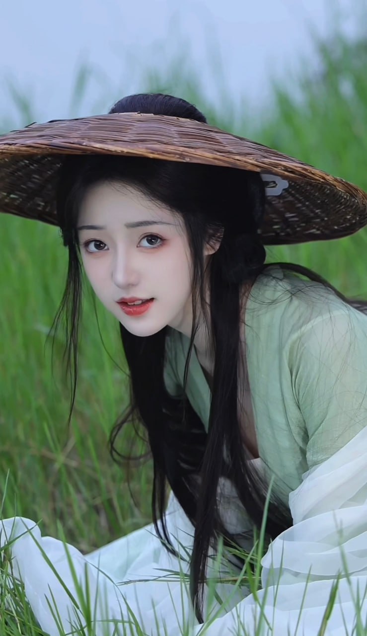 执叶静立水云边