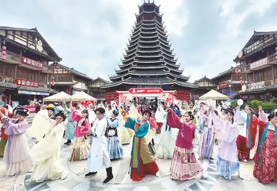 2025南宁汉服旅拍游园季点亮相思小镇，诗画摄影激活商圈消费新场景