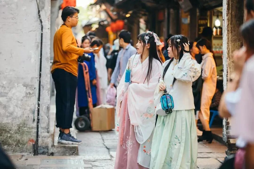 从“小众爱好”到“日常穿搭”：汉服破圈路上的四大现实障碍