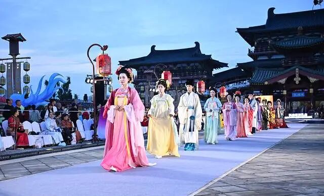 华服绽芳华国风耀九洲—— 老城区 “花开中国・礼遇洛阳”九洲池华服盛典圆满落幕