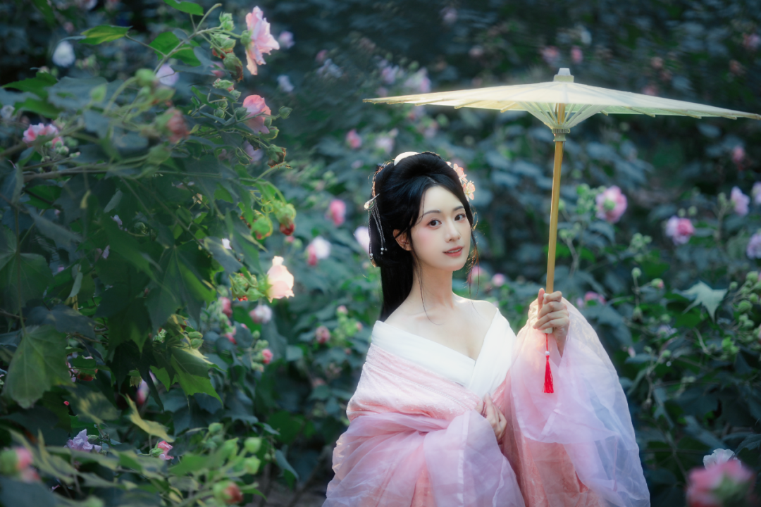 她在花间起舞，问他：你愿陪我归隐山林吗？