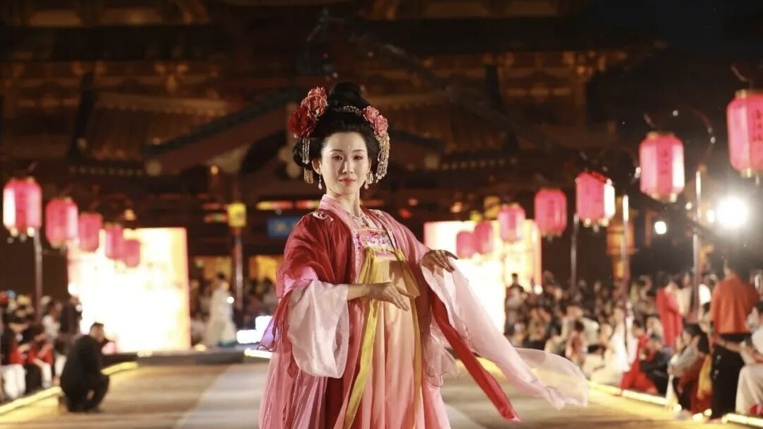 花开中国·礼遇洛阳 | "华夏秀"牡丹系列汉服首秀亮相九洲池