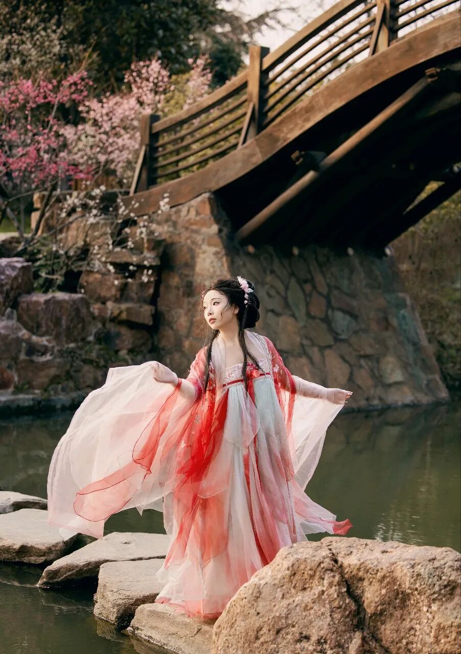 石桥踏水而立