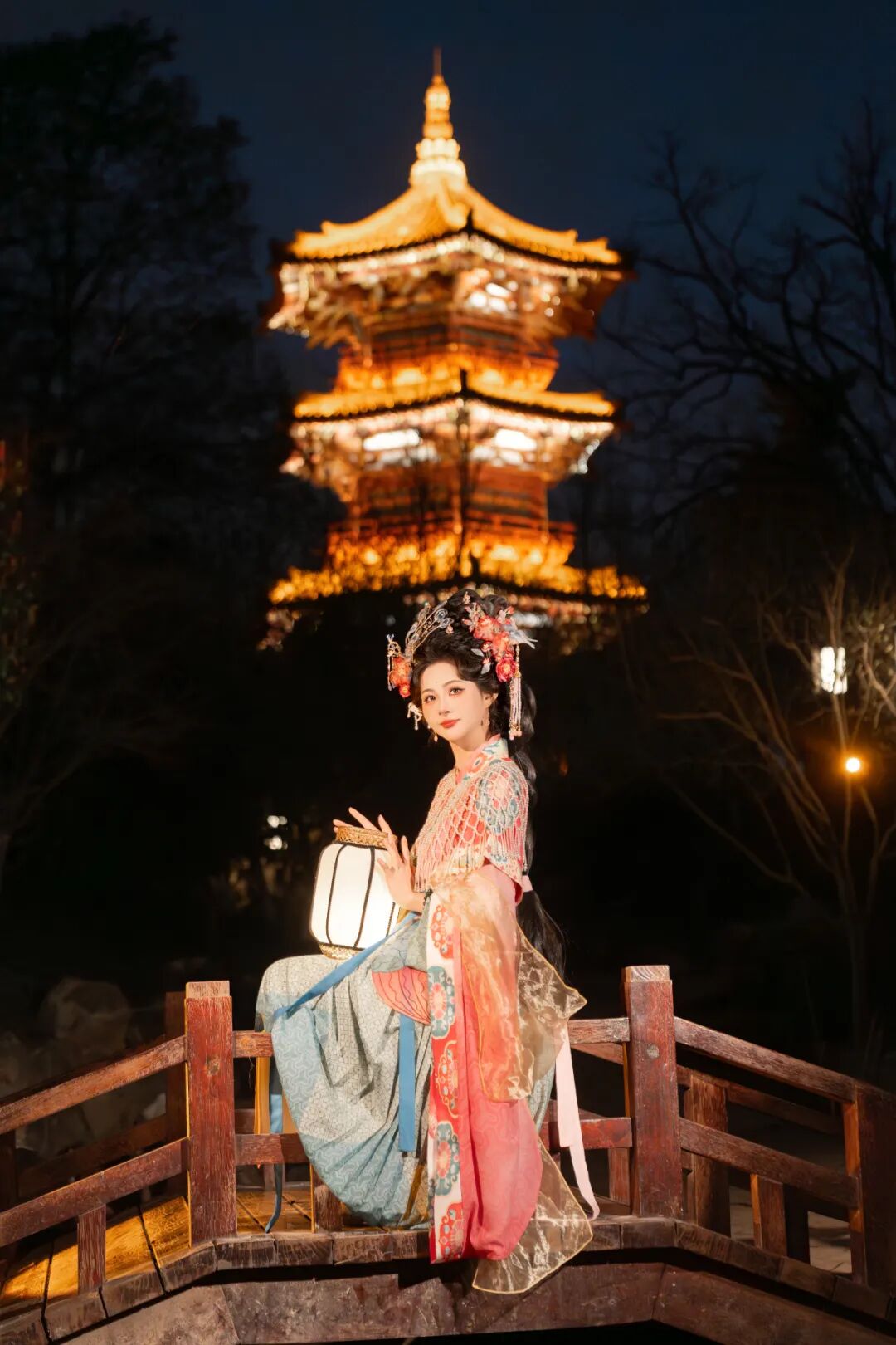 古桥夜灯下的盛唐梦境:粉蓝渐变汉服写真全记录 古桥夜灯下的盛唐梦境:粉蓝渐变汉服写真全记录
