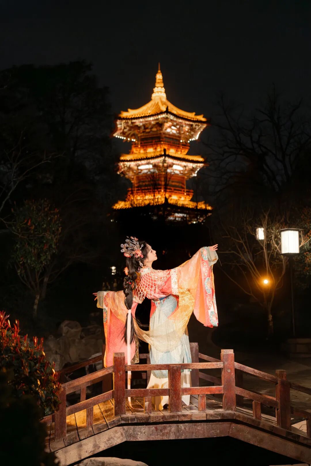 古桥夜灯下的盛唐梦境:粉蓝渐变汉服写真全记录 古桥夜灯下的盛唐梦境:粉蓝渐变汉服写真全记录