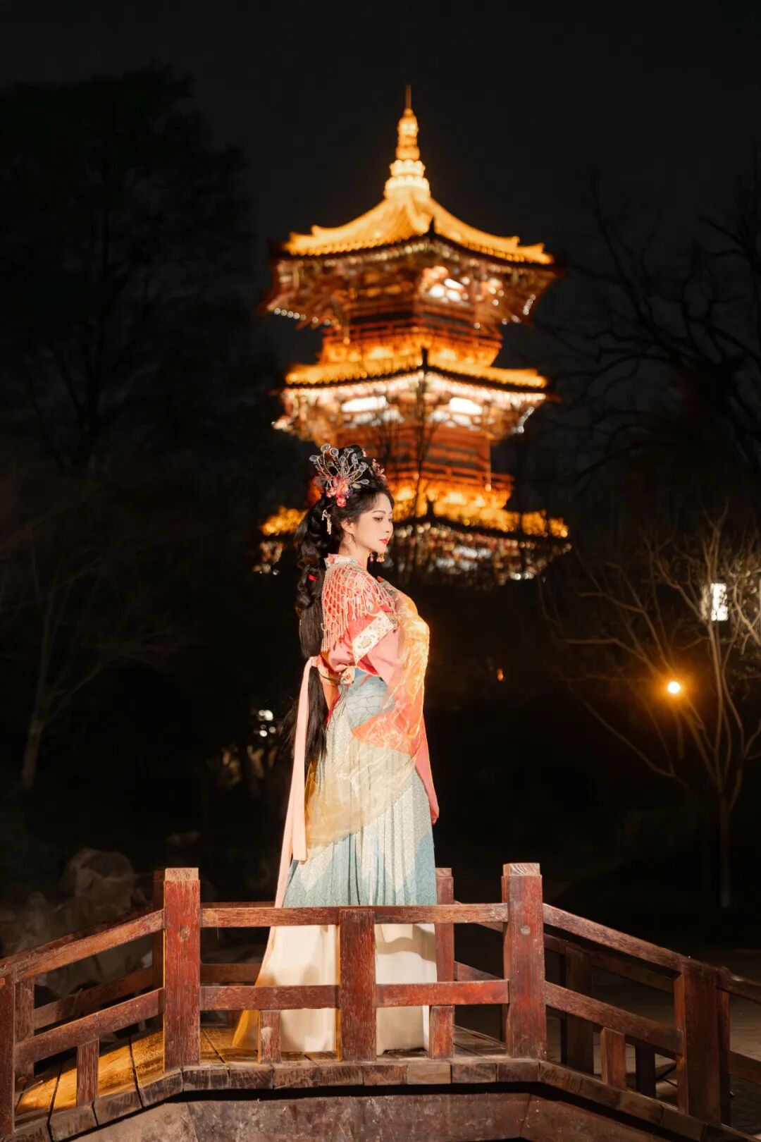 古桥夜灯下的盛唐梦境:粉蓝渐变汉服写真全记录 古桥夜灯下的盛唐梦境:粉蓝渐变汉服写真全记录