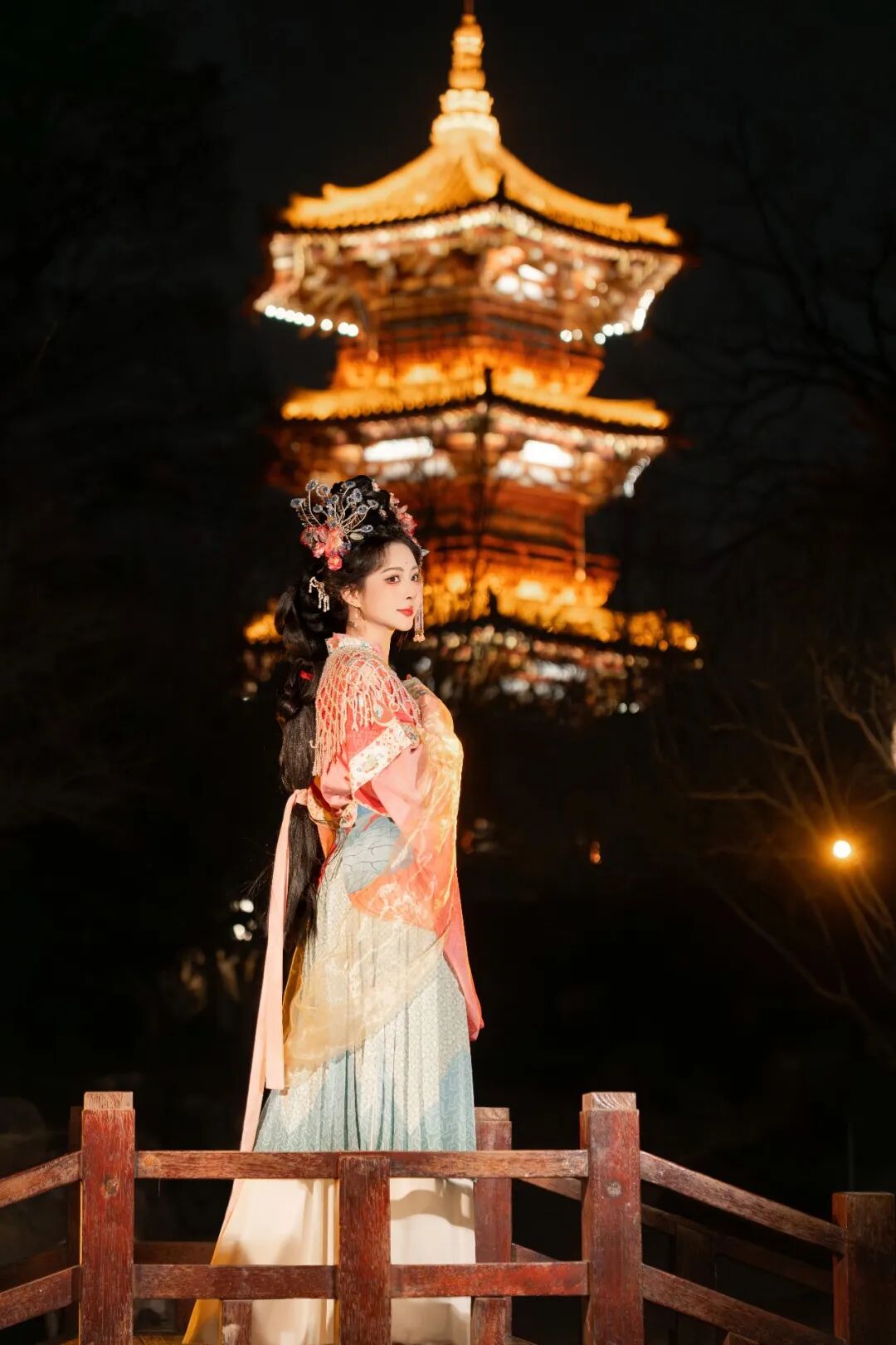 古桥夜灯下的盛唐梦境:粉蓝渐变汉服写真全记录 古桥夜灯下的盛唐梦境:粉蓝渐变汉服写真全记录