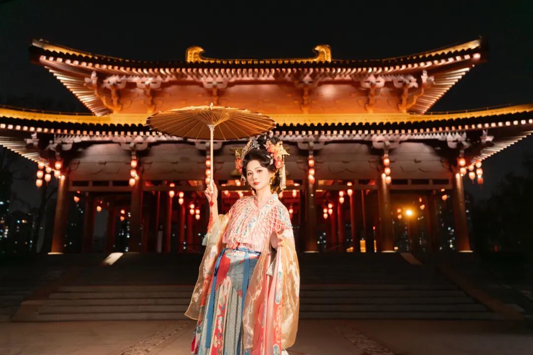 古桥夜灯下的盛唐梦境:粉蓝渐变汉服写真全记录 古桥夜灯下的盛唐梦境:粉蓝渐变汉服写真全记录