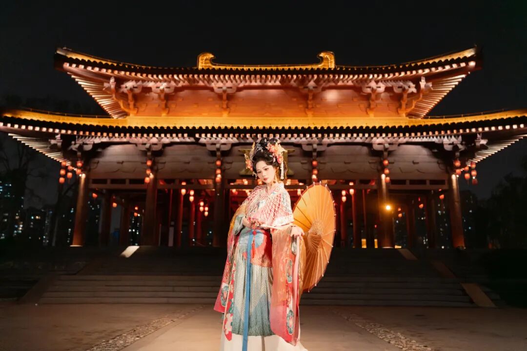 古桥夜灯下的盛唐梦境:粉蓝渐变汉服写真全记录 古桥夜灯下的盛唐梦境:粉蓝渐变汉服写真全记录