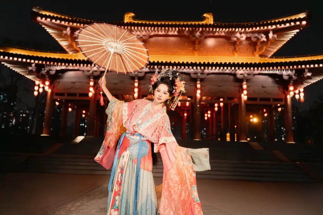 古桥夜灯下的盛唐梦境:粉蓝渐变汉服写真全记录 古桥夜灯下的盛唐梦境:粉蓝渐变汉服写真全记录