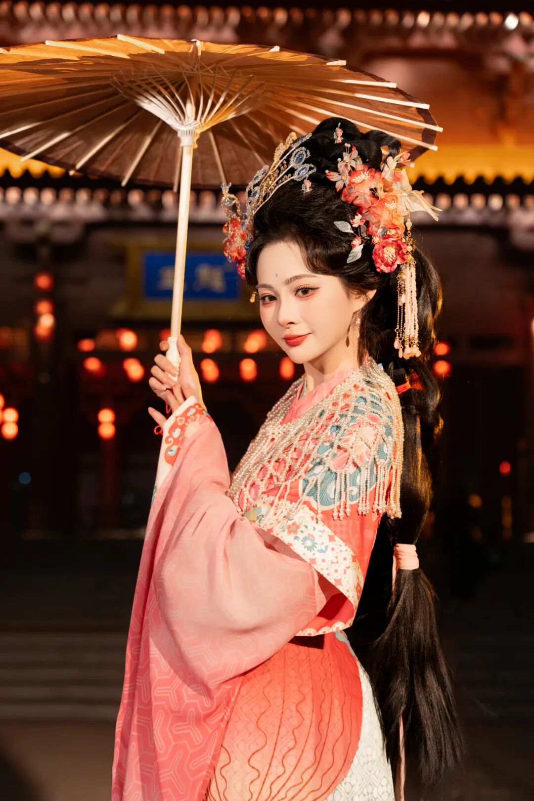 古桥夜灯下的盛唐梦境:粉蓝渐变汉服写真全记录 古桥夜灯下的盛唐梦境:粉蓝渐变汉服写真全记录