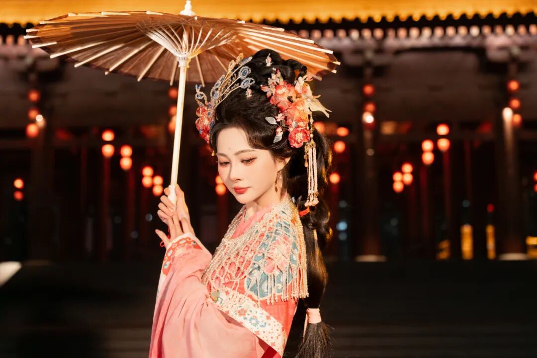 古桥夜灯下的盛唐梦境:粉蓝渐变汉服写真全记录 古桥夜灯下的盛唐梦境:粉蓝渐变汉服写真全记录