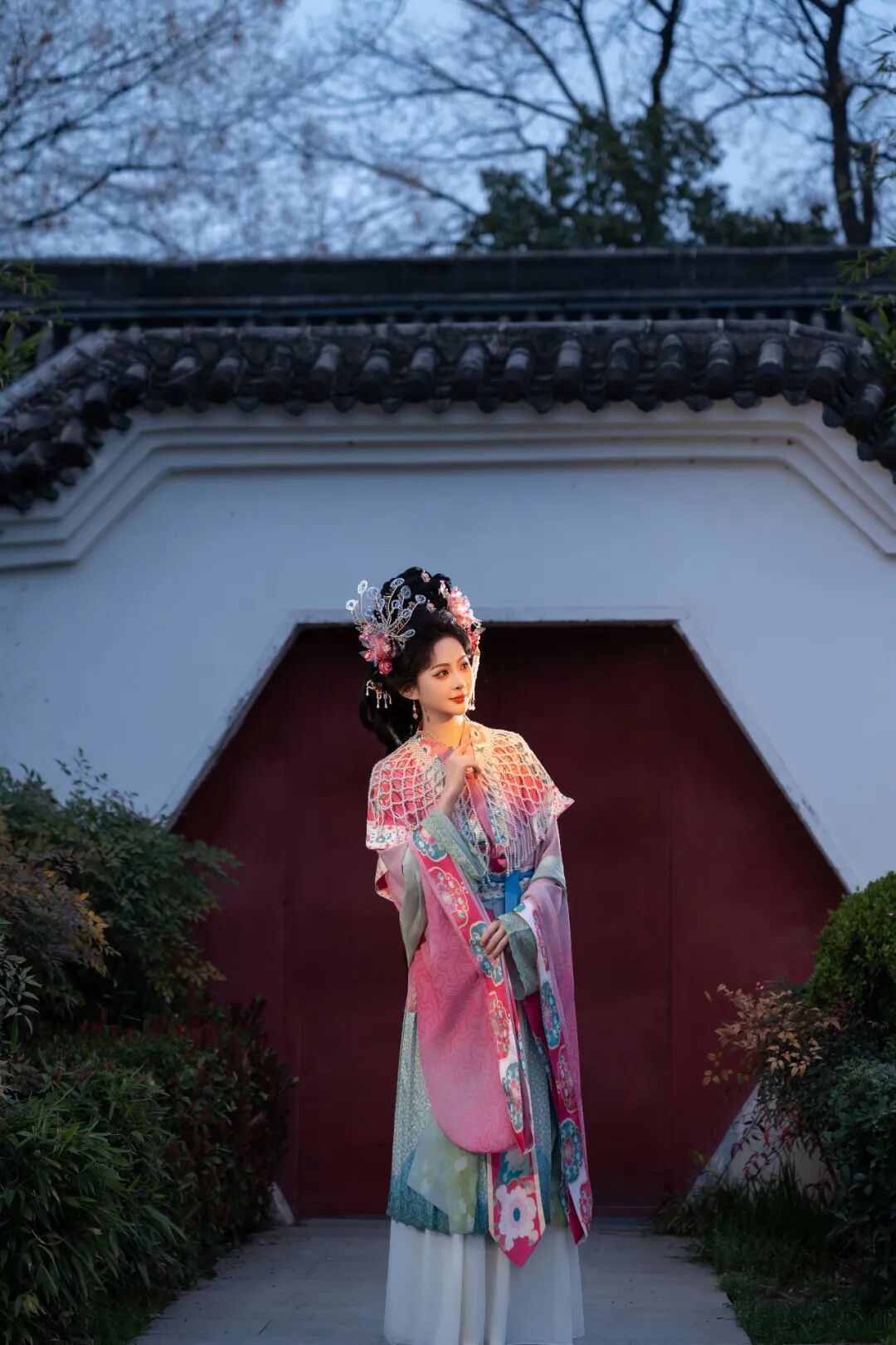 古桥夜灯下的盛唐梦境:粉蓝渐变汉服写真全记录 古桥夜灯下的盛唐梦境:粉蓝渐变汉服写真全记录
