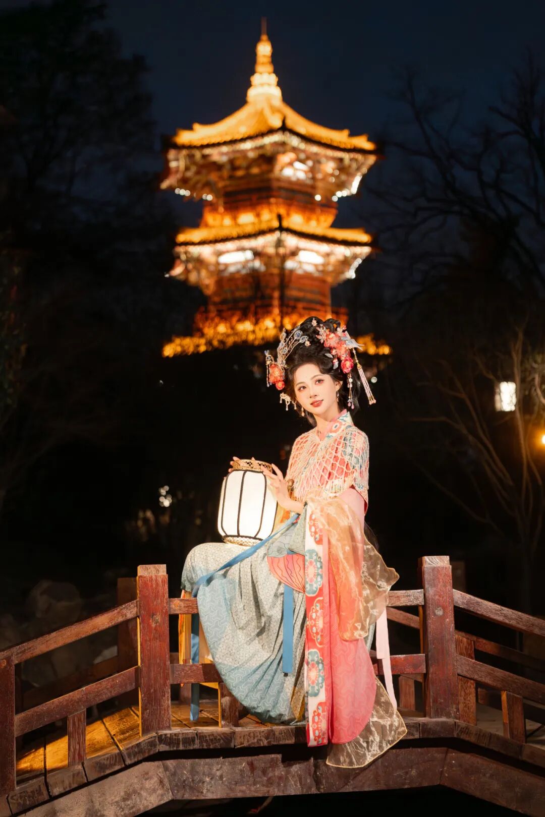 古桥夜灯下的盛唐梦境:粉蓝渐变汉服写真全记录 古桥夜灯下的盛唐梦境:粉蓝渐变汉服写真全记录