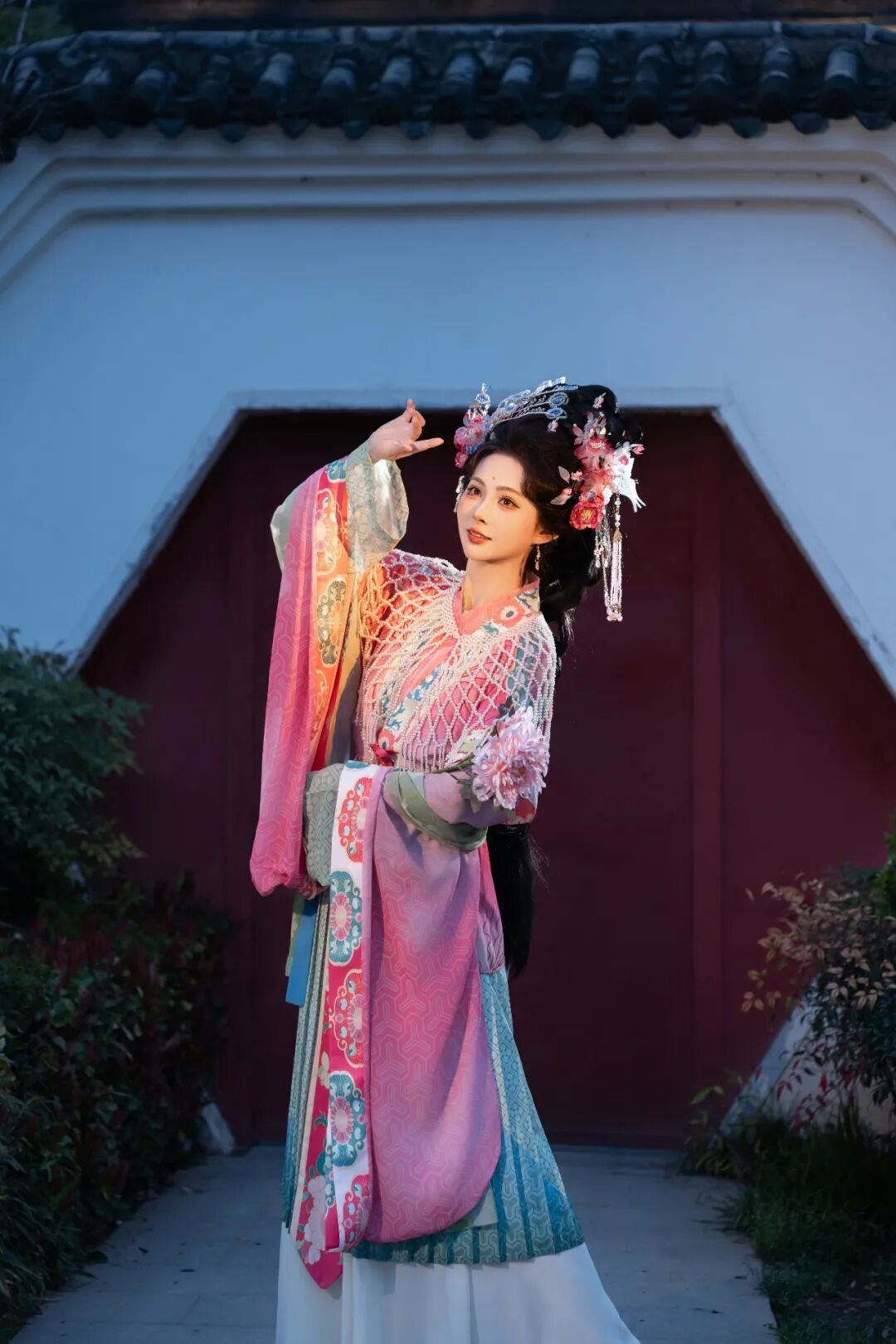 古桥夜灯下的盛唐梦境:粉蓝渐变汉服写真全记录 古桥夜灯下的盛唐梦境:粉蓝渐变汉服写真全记录