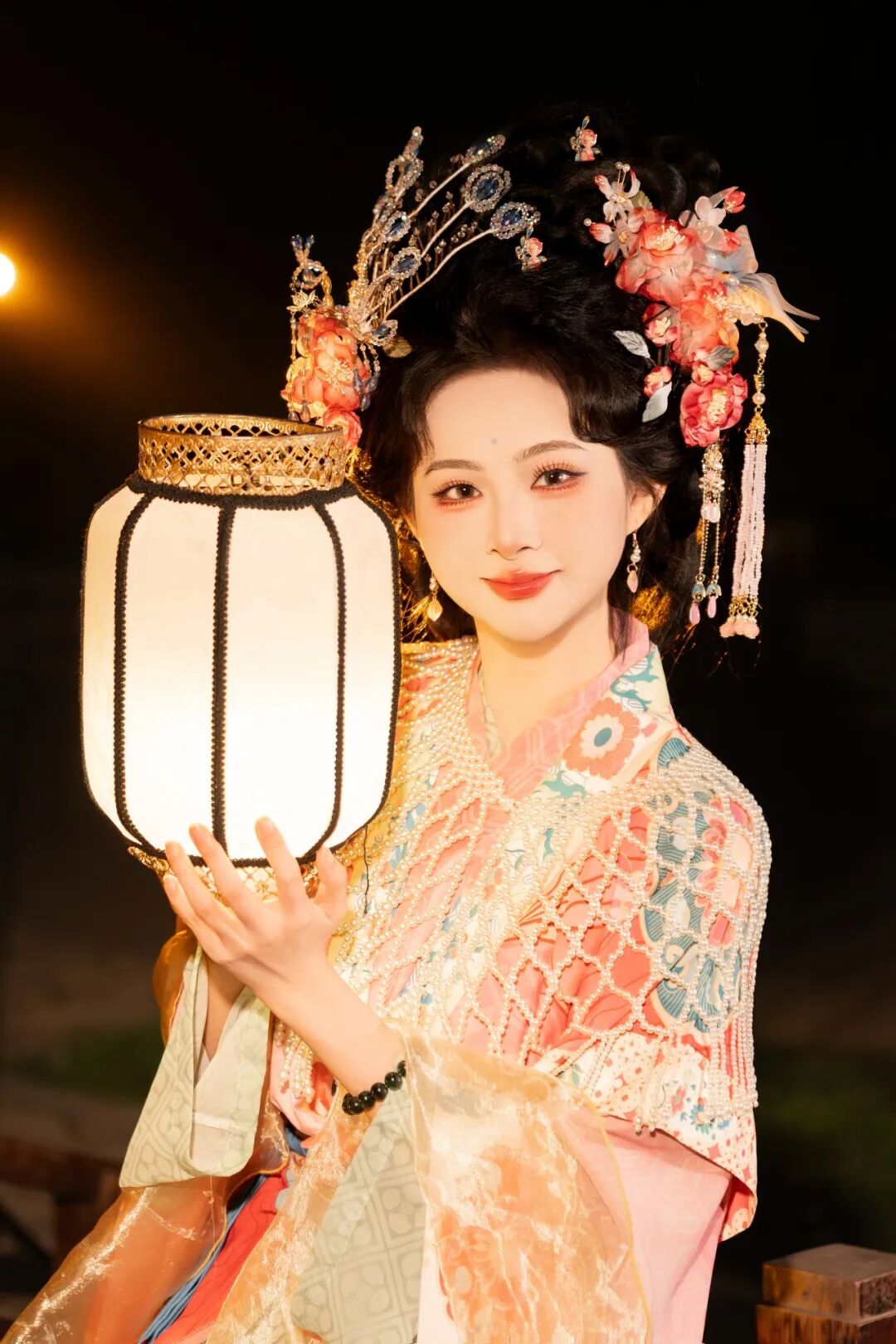 古桥夜灯下的盛唐梦境:粉蓝渐变汉服写真全记录 古桥夜灯下的盛唐梦境:粉蓝渐变汉服写真全记录