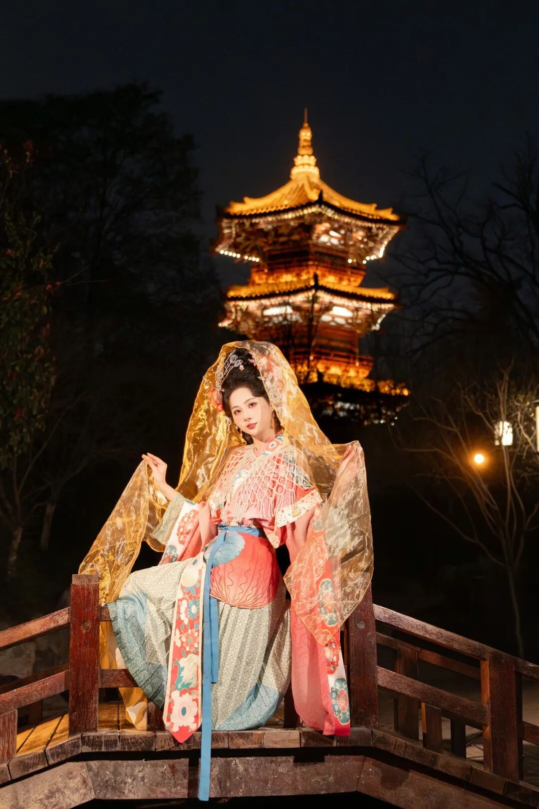 古桥夜灯下的盛唐梦境:粉蓝渐变汉服写真全记录 古桥夜灯下的盛唐梦境:粉蓝渐变汉服写真全记录