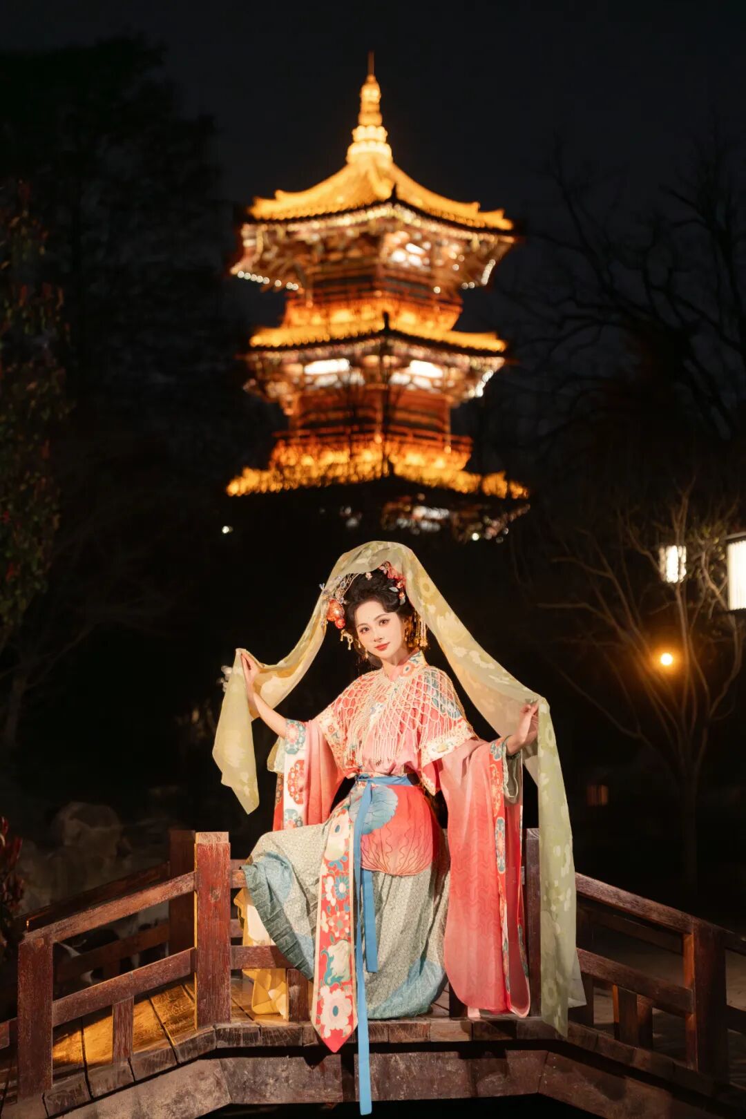 古桥夜灯下的盛唐梦境:粉蓝渐变汉服写真全记录 古桥夜灯下的盛唐梦境:粉蓝渐变汉服写真全记录