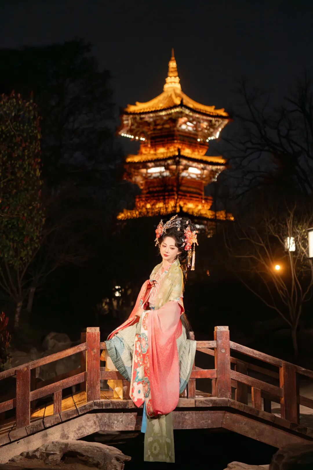 古桥夜灯下的盛唐梦境:粉蓝渐变汉服写真全记录 古桥夜灯下的盛唐梦境:粉蓝渐变汉服写真全记录