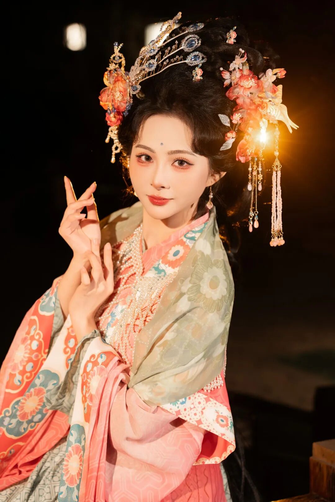 古桥夜灯下的盛唐梦境:粉蓝渐变汉服写真全记录 古桥夜灯下的盛唐梦境:粉蓝渐变汉服写真全记录