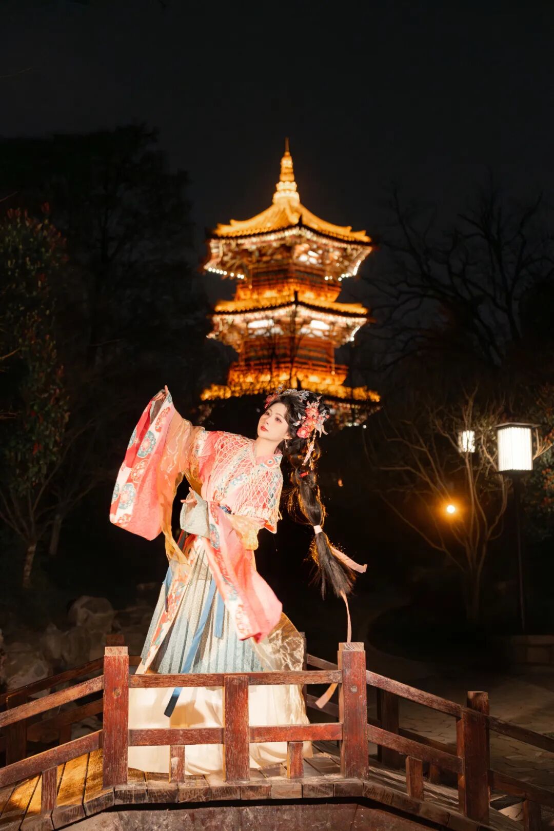 古桥夜灯下的盛唐梦境:粉蓝渐变汉服写真全记录 古桥夜灯下的盛唐梦境:粉蓝渐变汉服写真全记录