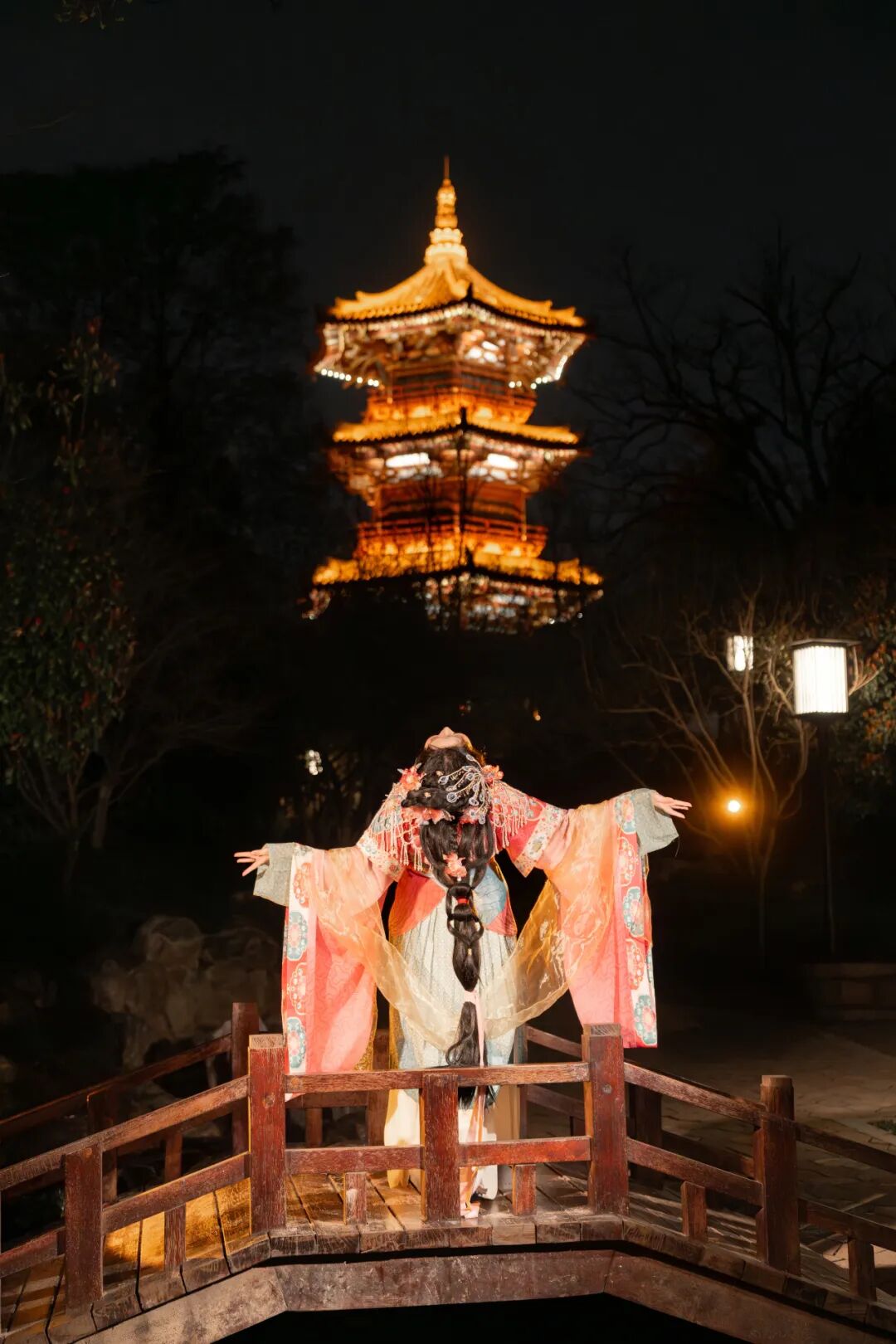 古桥夜灯下的盛唐梦境:粉蓝渐变汉服写真全记录 古桥夜灯下的盛唐梦境:粉蓝渐变汉服写真全记录