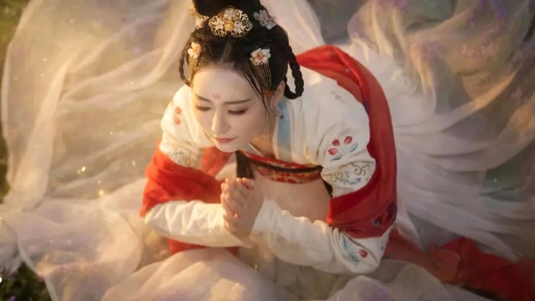 唐制齐胸襦裙紫色花海
