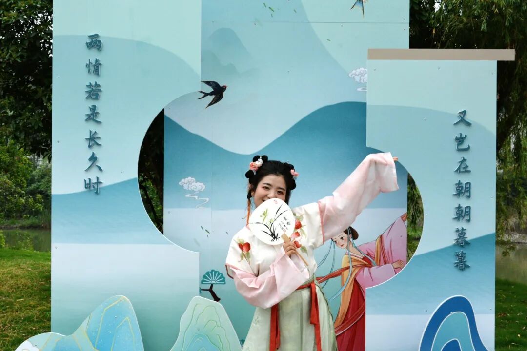 函谷关景区：@全国游客 免费穿汉服，来一组“穿越”大片~
