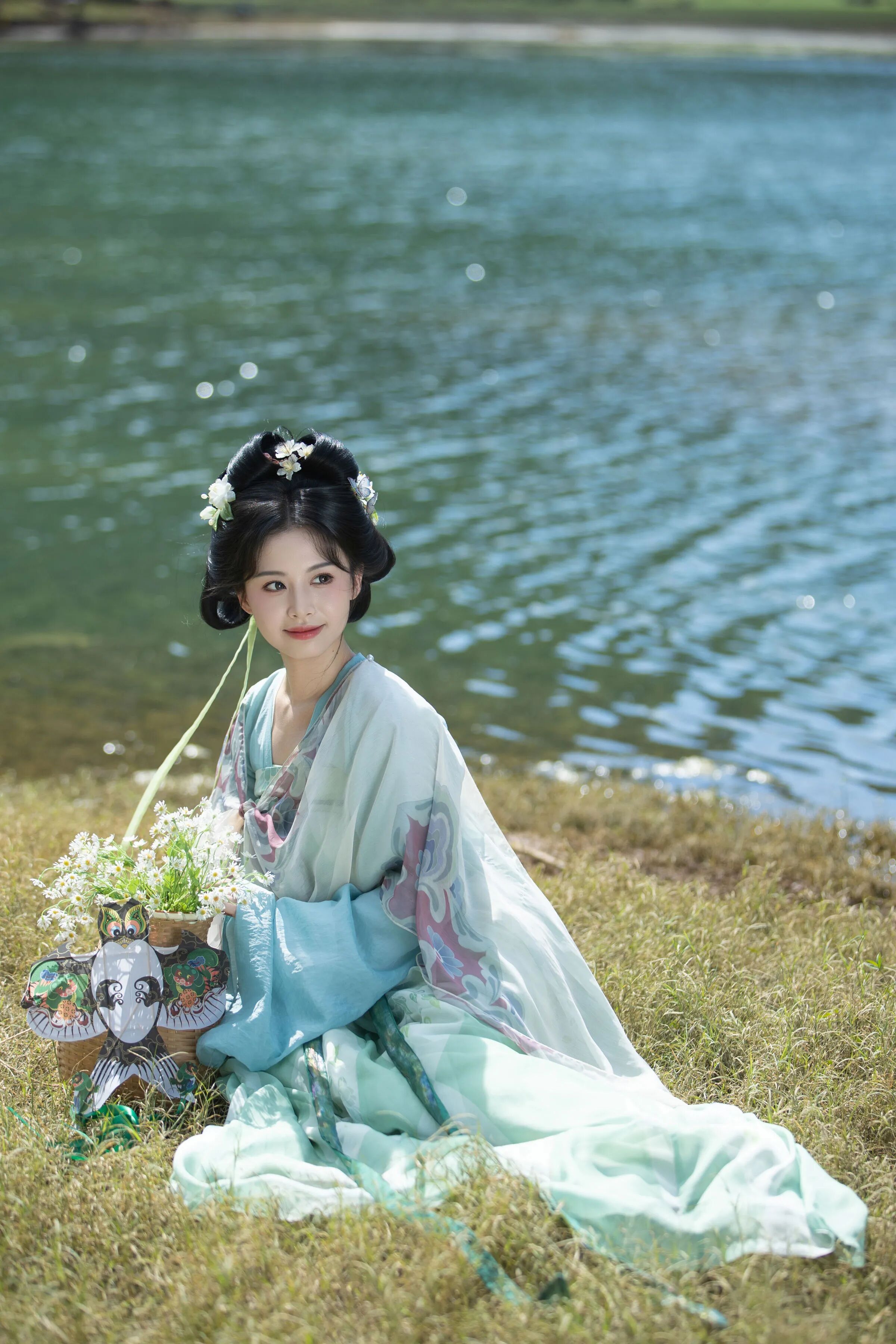 坐卧草地，中长焦虚化湖水