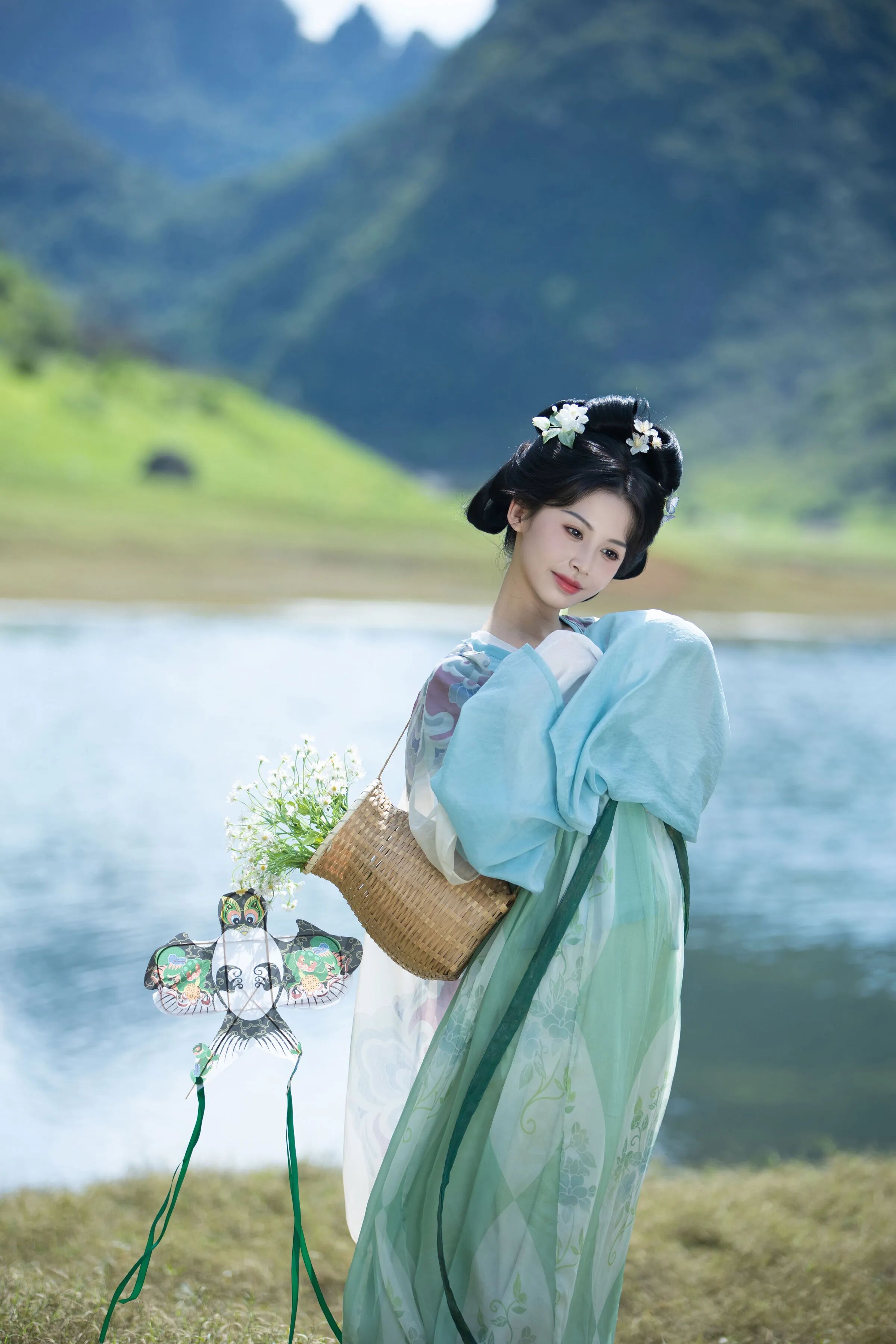 半身特写，衣袖合拢