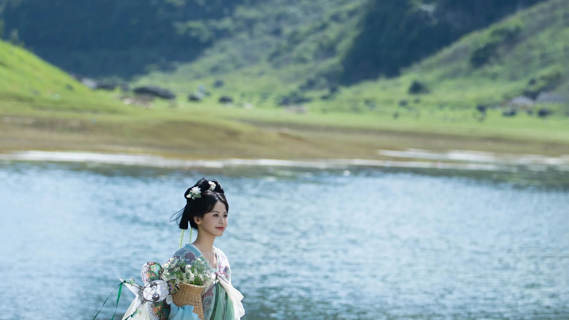 湖畔纸鸢|浅蓝绿汉服拍出清冷温柔古风