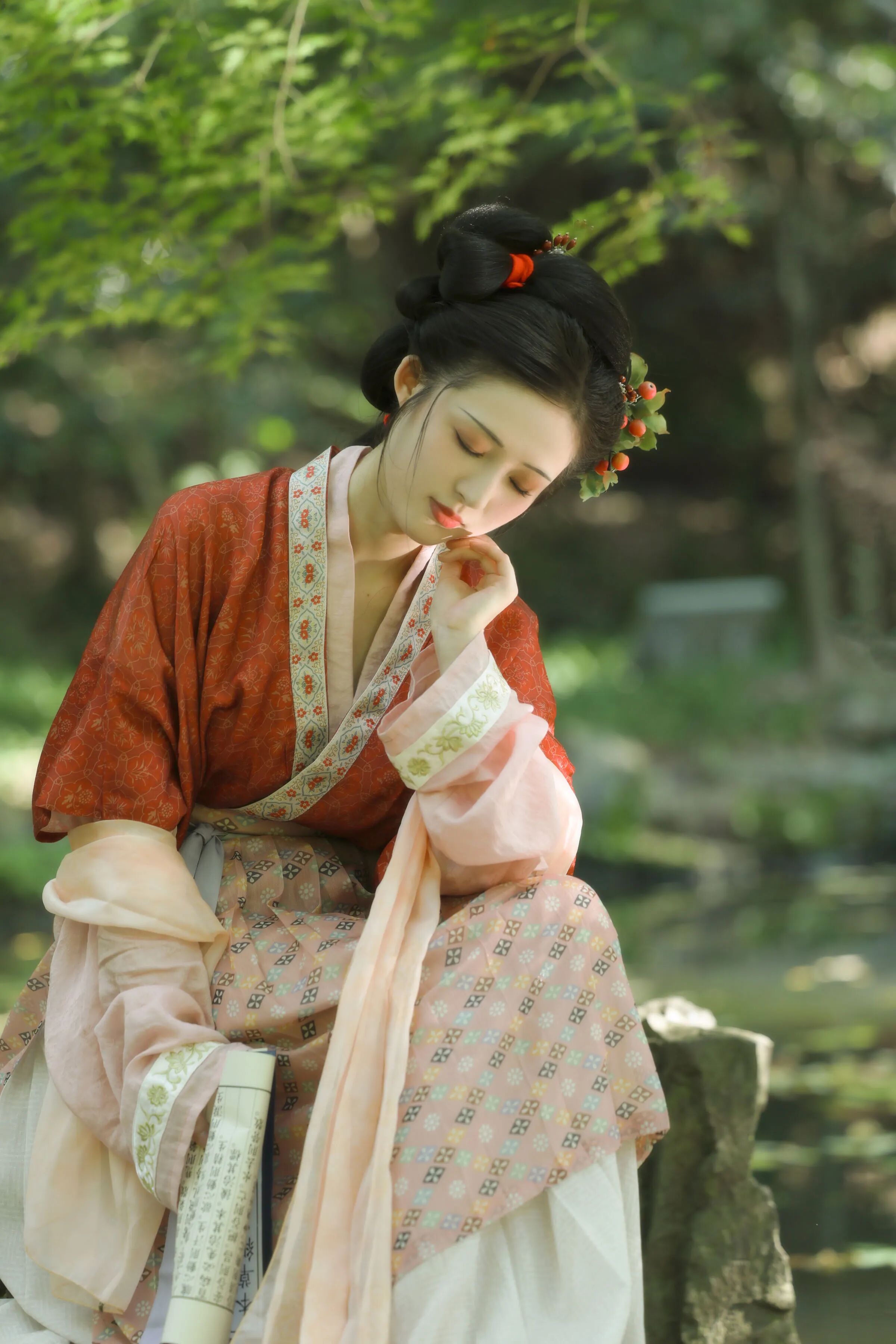 身体倾水，裙摆垂石