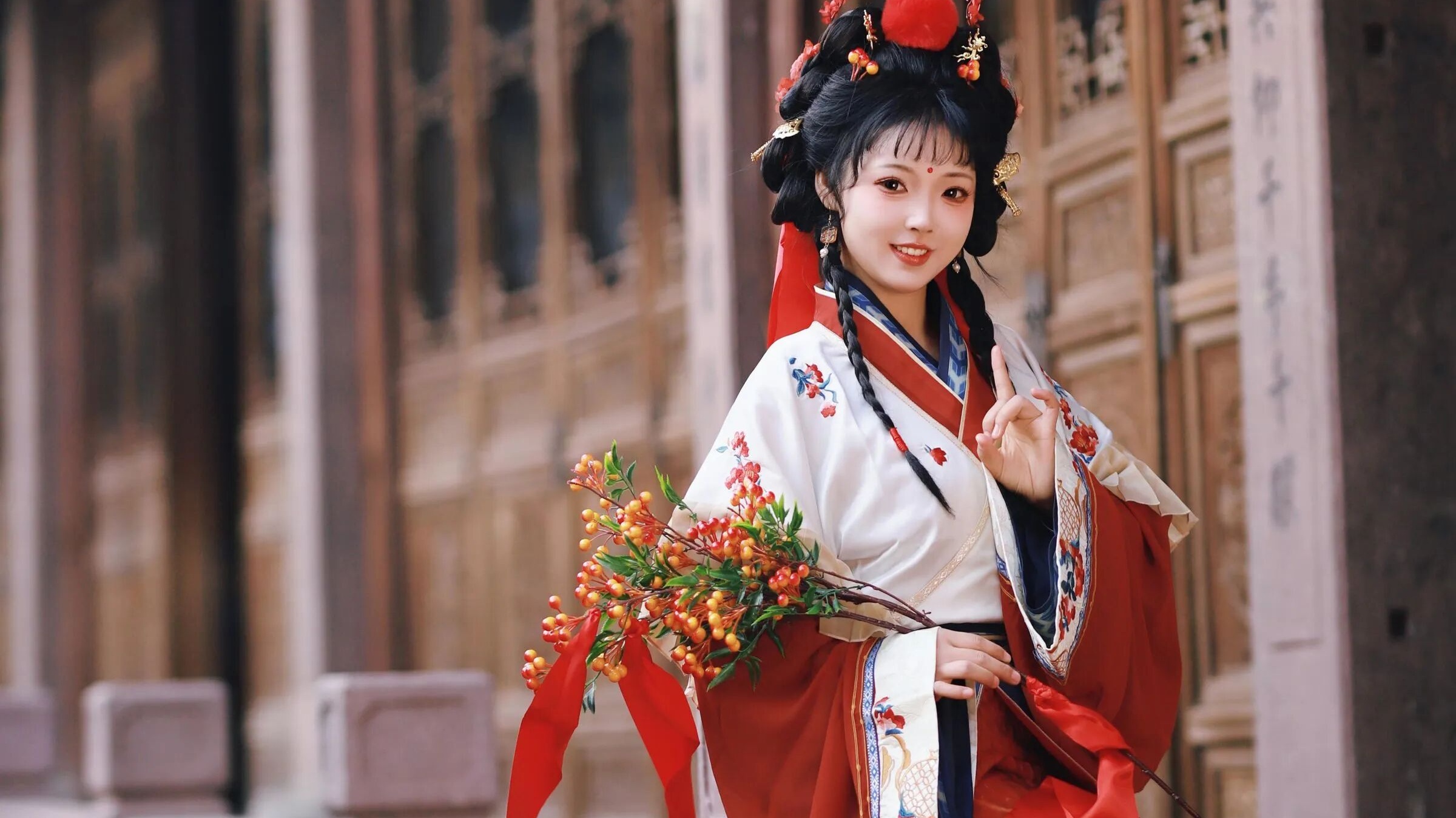 古寺回廊｜红白刺绣汉服果枝拍出灵动国风