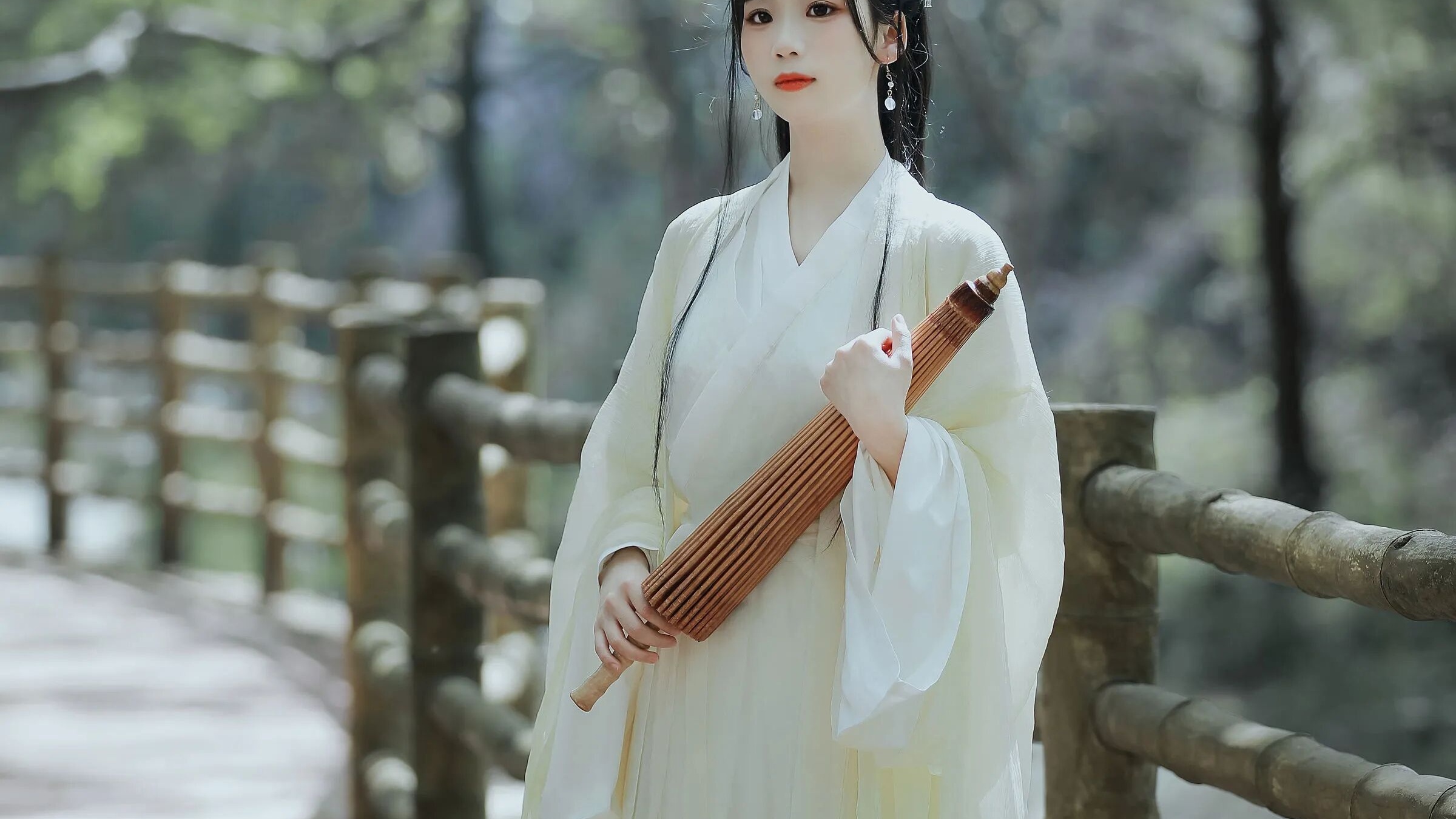 林间栈道|白色汉服油纸伞拍出清冷魏晋风