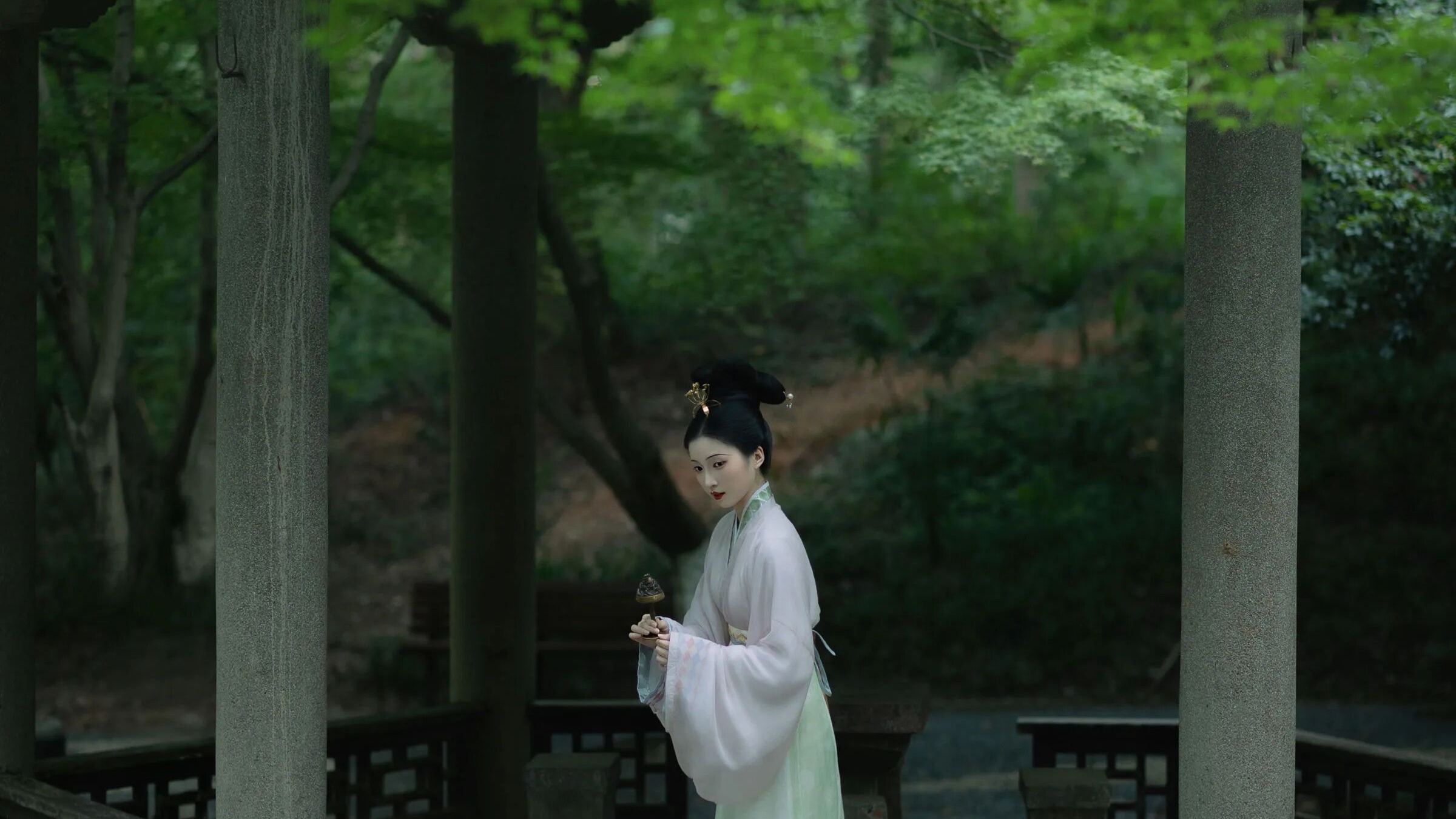 园林幽深|淡粉浅绿汉服拍出清冷古风质感