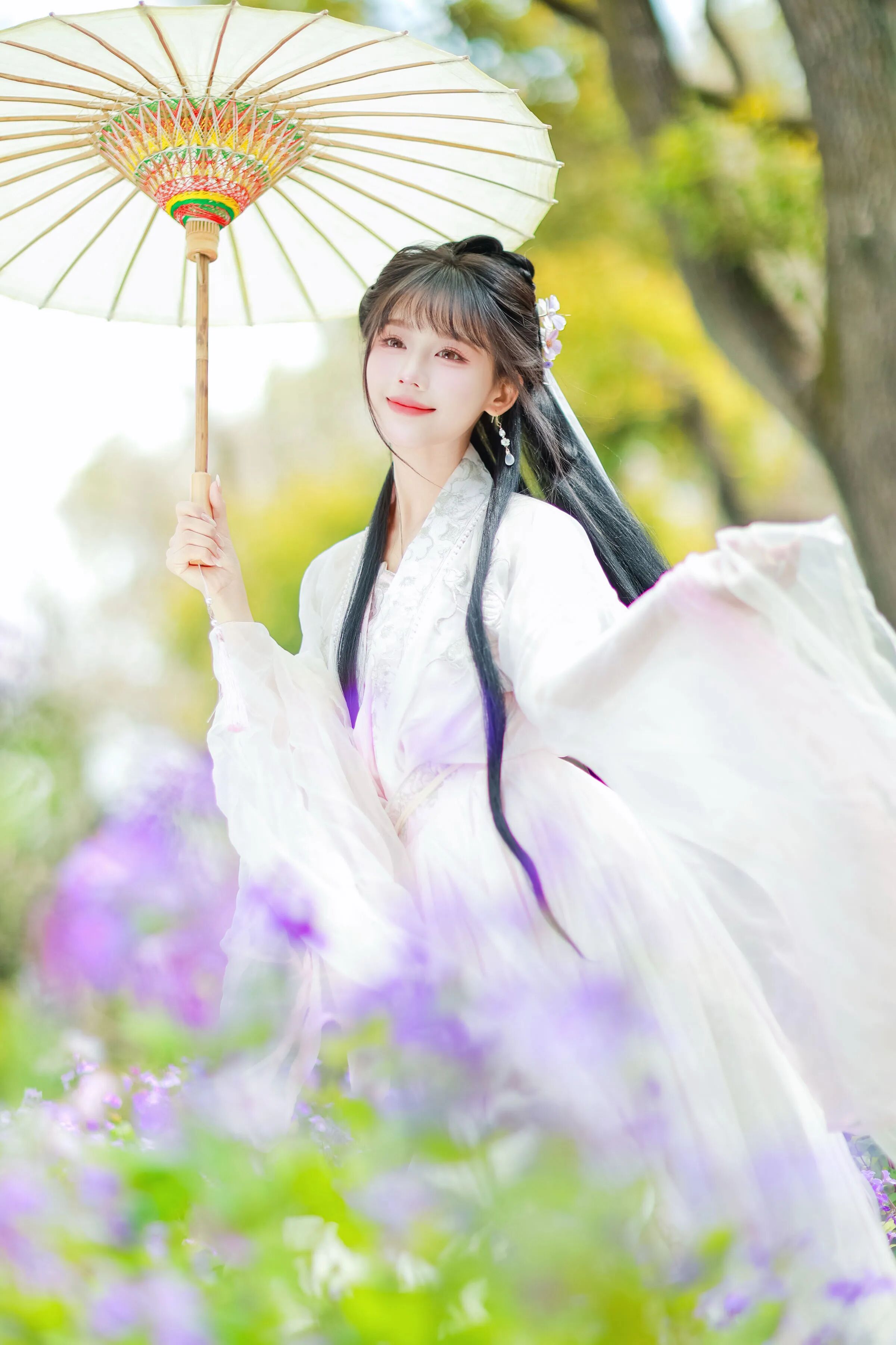 举伞侧立