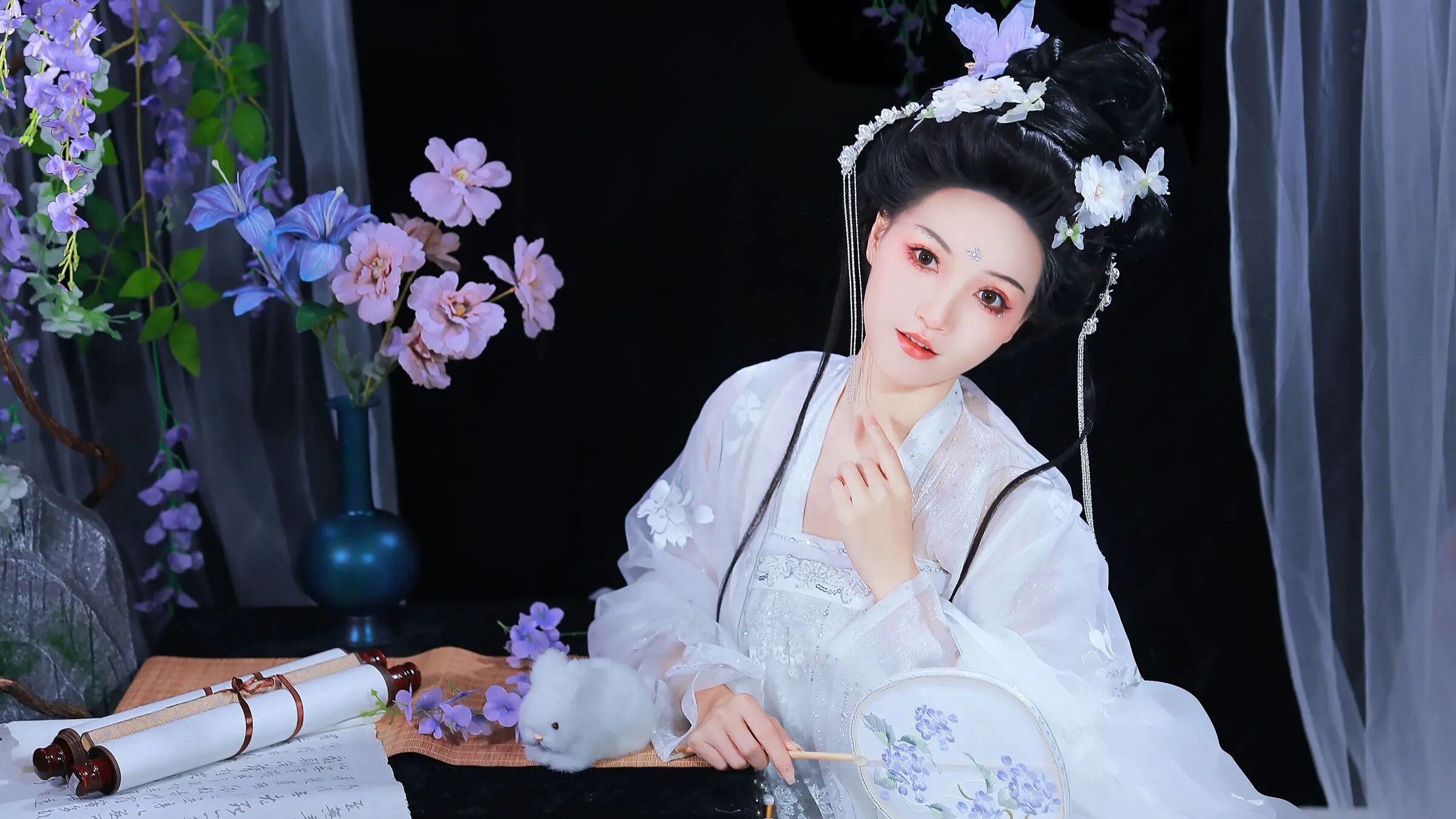 紫藤花下|白色纱裙团扇书卷拍出清冷才女感