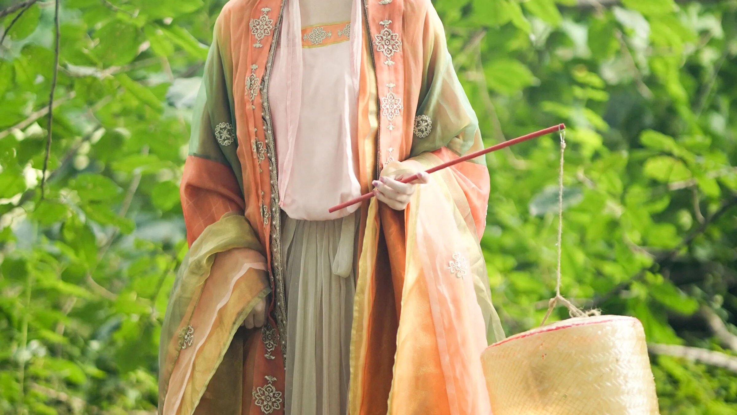 绿荫林下|橙绿渐变汉服灯笼拍出温柔仙气