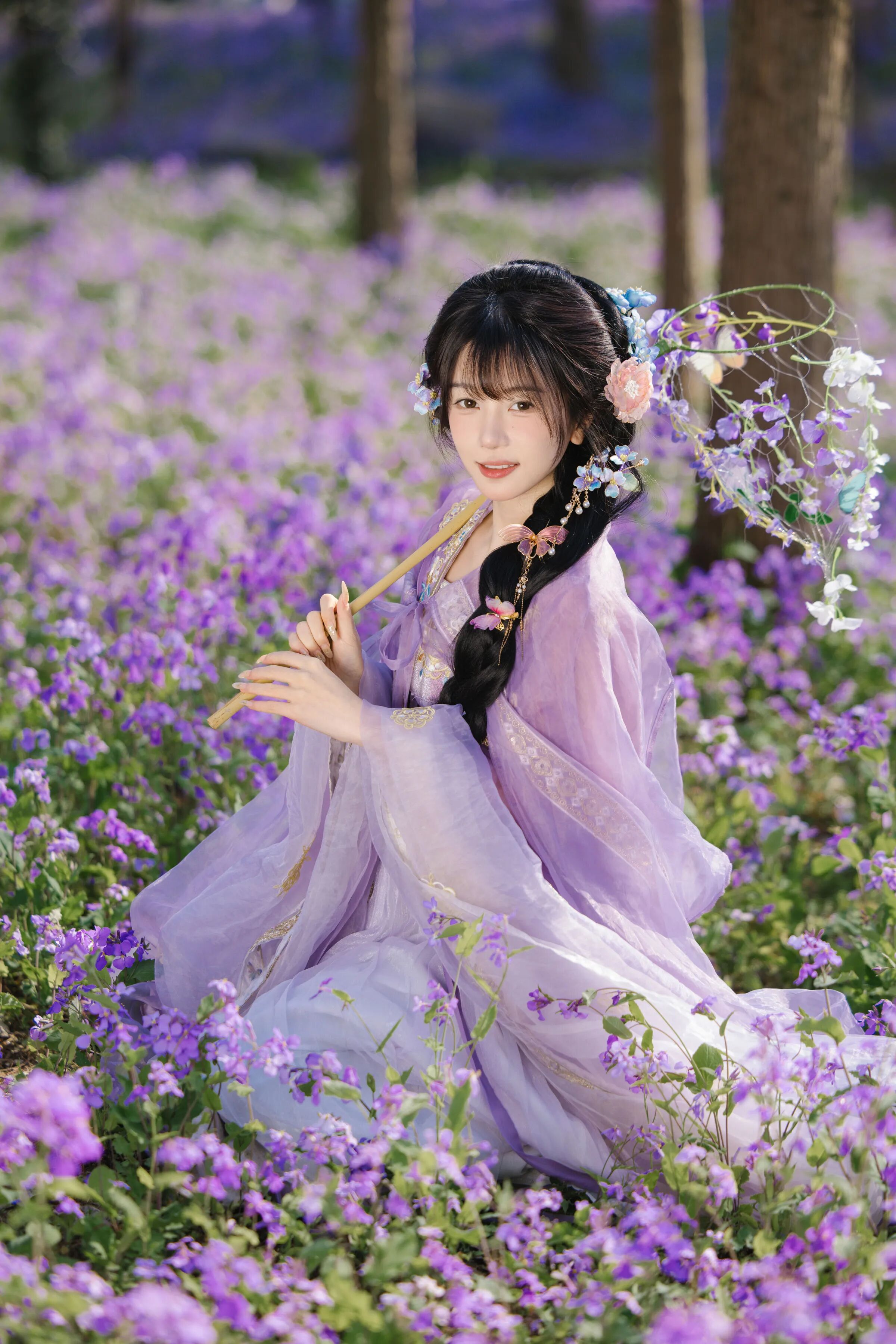 侧坐花间，伞靠肩头