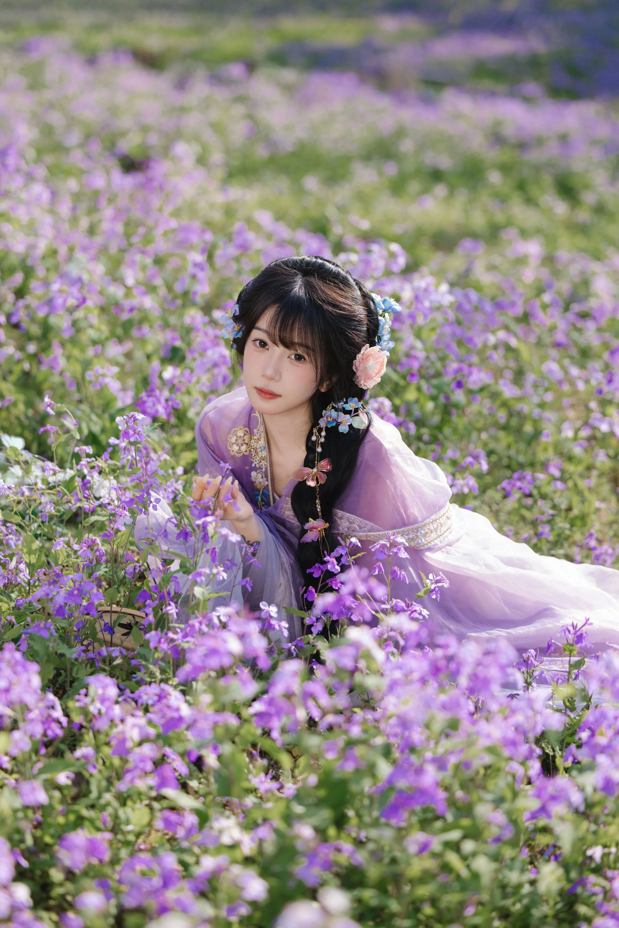 半坐花田，竹篮插花
